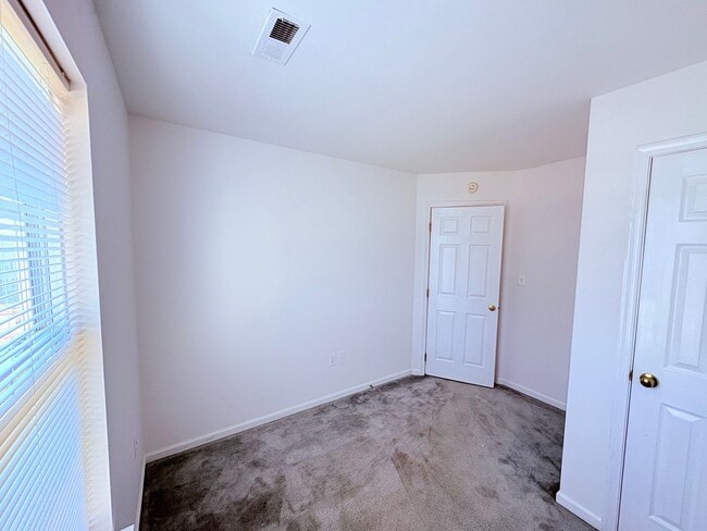 Building Photo - CENTRALLY LOCATED TOWNHOUSE - STAFFORD