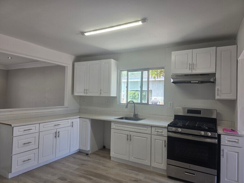 Building Photo - 3509 W Flower Ave