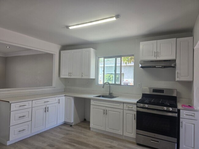 Building Photo - 3509 W Flower Ave