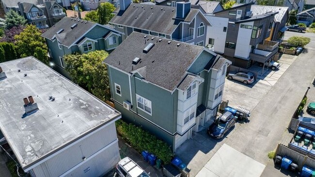Building Photo - Charming AIR CONDITIONED Alki Townhome
