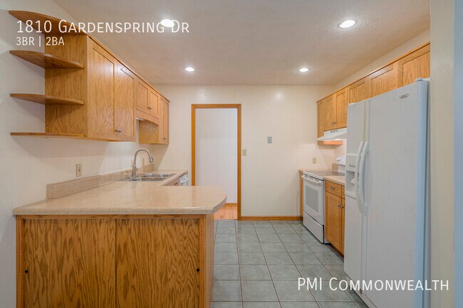 Building Photo - 3 Bed / 2 Bath Single Family (Available 7/...