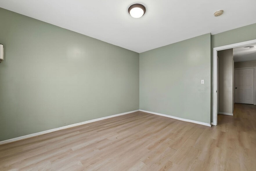 Building Photo - 15 Wales Ave