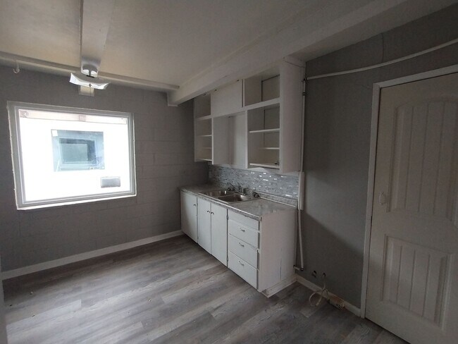 Building Photo - $650 - 1 bed 1 bath - Duplex