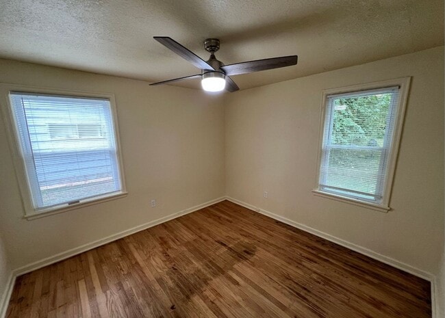 Building Photo - Stylish 2-Bed Home with Modern Kitchen & S...