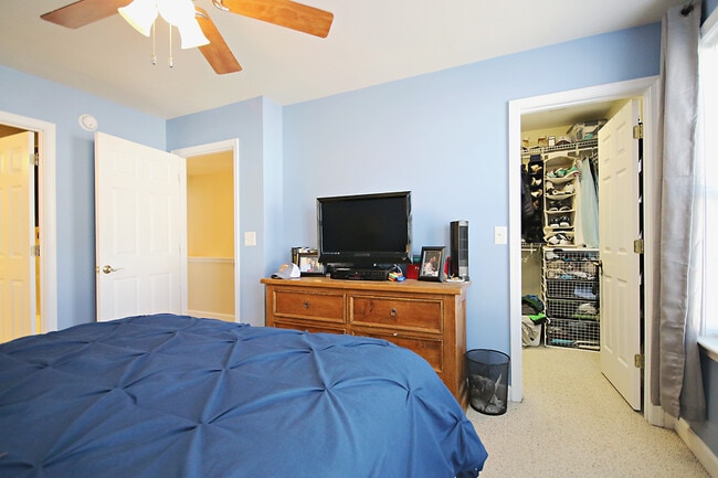 Building Photo - Cat-Friendly Rio Square Townhome