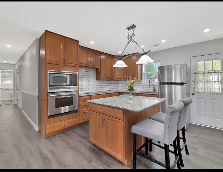 Building Photo - 305 Valleyview Ct