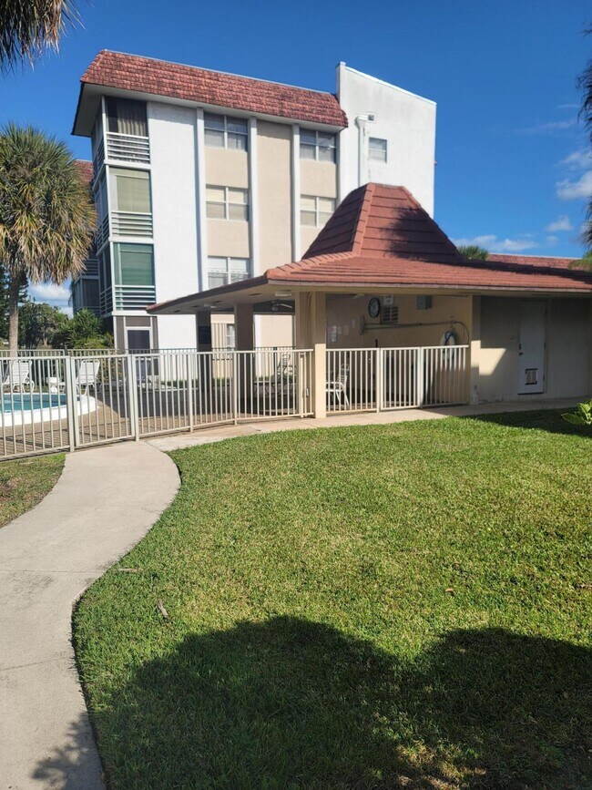 Building Photo - 3571 Inverrary Dr