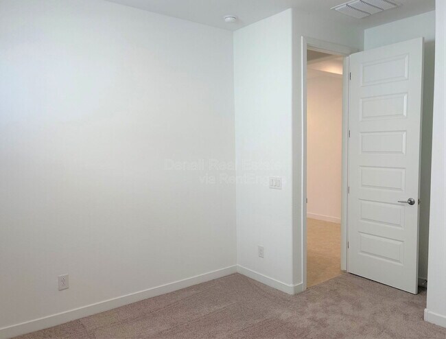 Building Photo - 9426 W Devonshire Ave