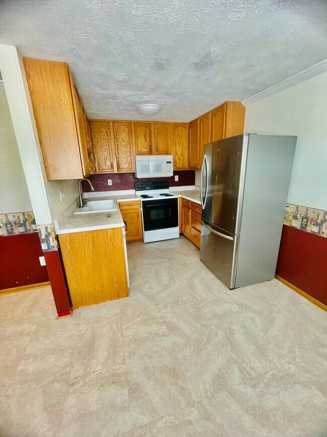 Building Photo - 3 bed- 1.5 Bath- Bridgeville Pa