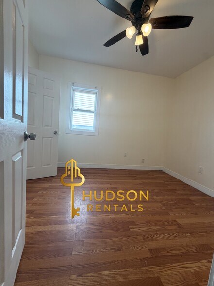 Building Photo - 137 Bostwick Ave