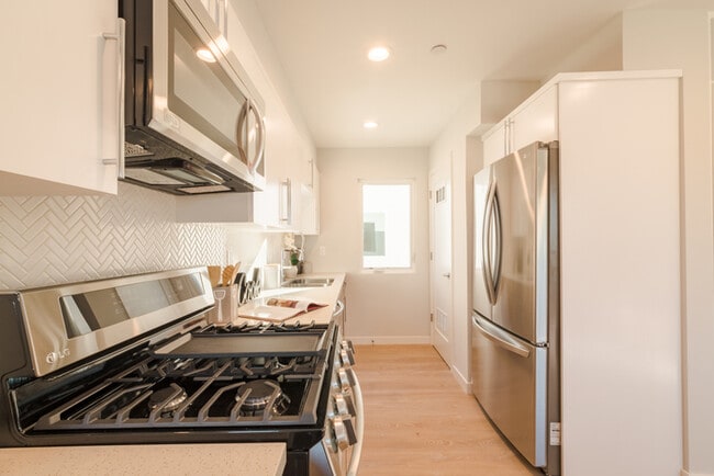 Building Photo - Two Bedroom Town Home-style Like Near NoHo Arts District