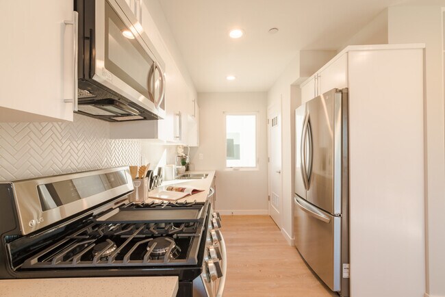 Building Photo - Two Bedroom Town Home-style Like Near NoHo...