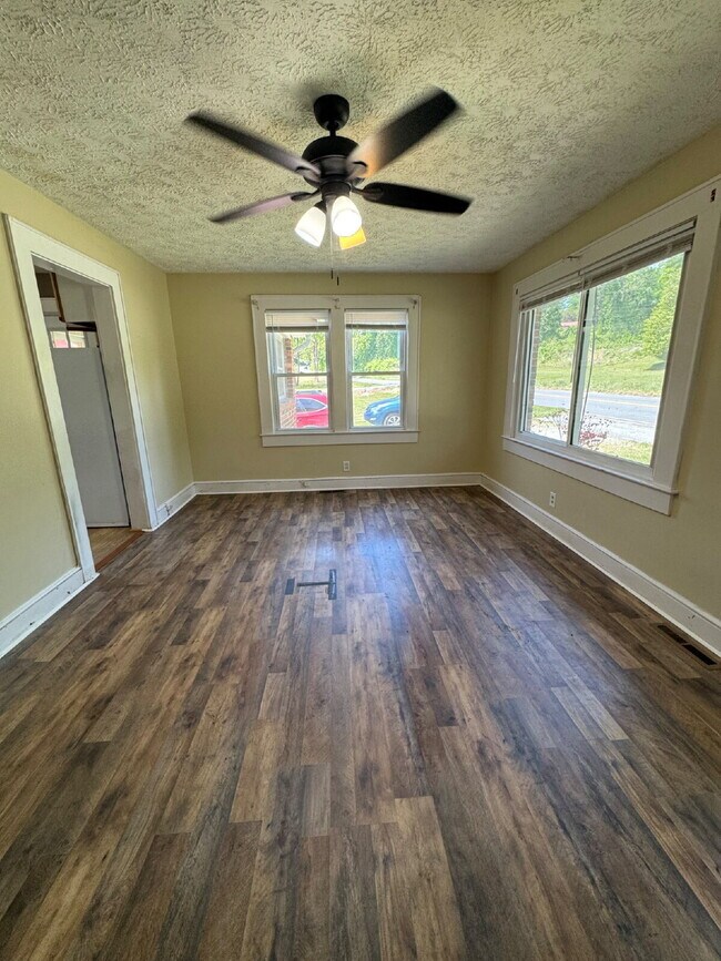 Building Photo - "Charming 3-Bedroom Retreat in Hendersonville - Cozy 1314 Sq Ft Home Awaits!"
