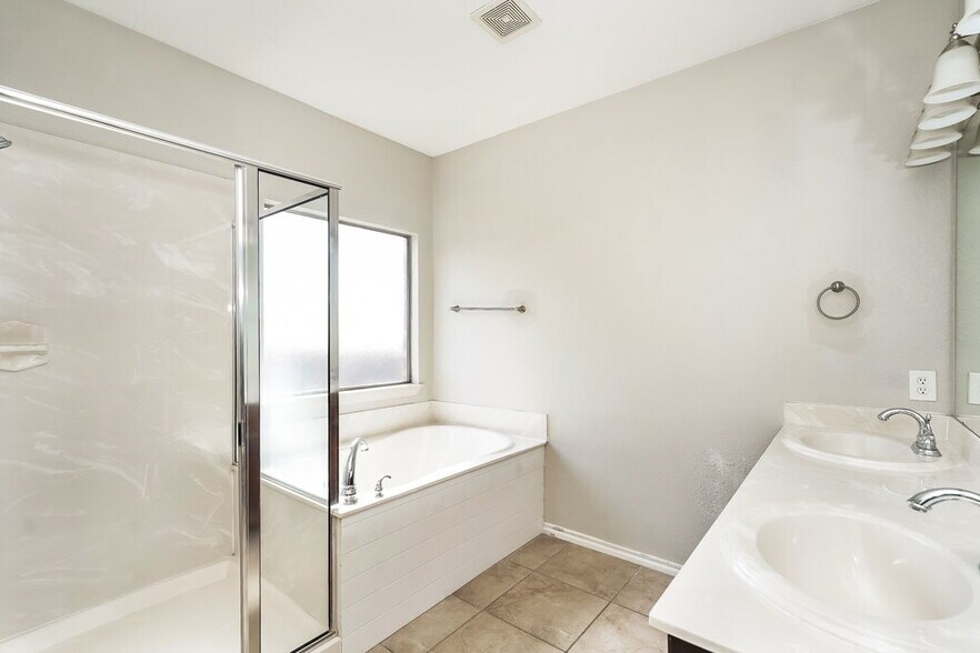 Building Photo - 3205 Stonecrop Trail