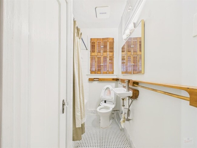 Building Photo - 808 E 30th St