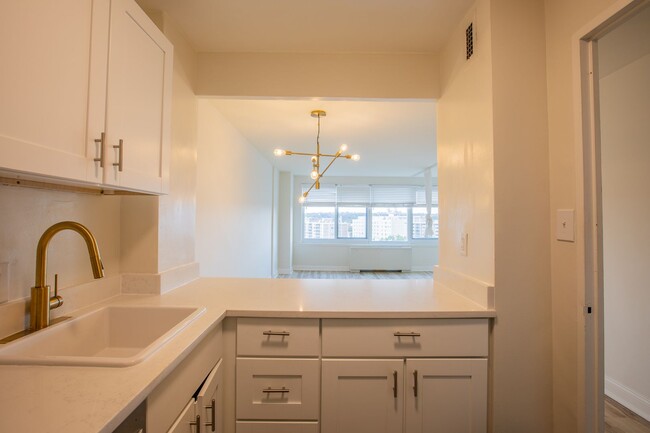 Building Photo - Lovely Studio Condo Unit in Dupont Circle!