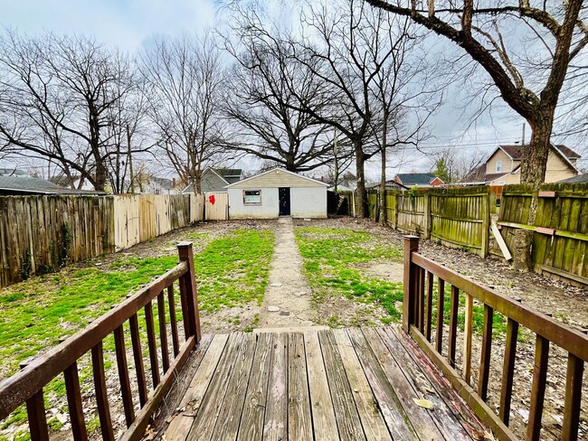 Building Photo - Updated three bedroom off Taylor Blvd!