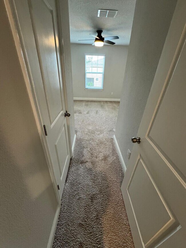 Building Photo - Beautifully maintained 3-bedroom, 2.5-bath townhome