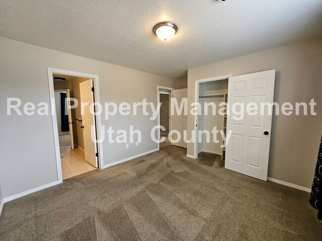 Building Photo - Large Orem Home
