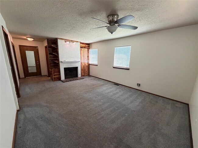 Building Photo - 2517 Chateau Dr