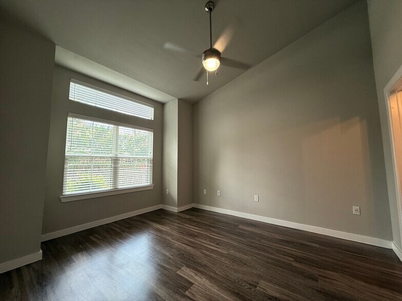 Building Photo - 3144 Gorge Way