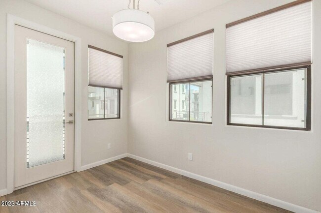 Building Photo - 2090 S Dorsey Ln