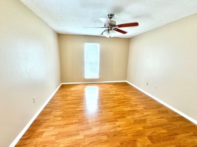 Building Photo - Available September 26, 2025, Charming 3 B...