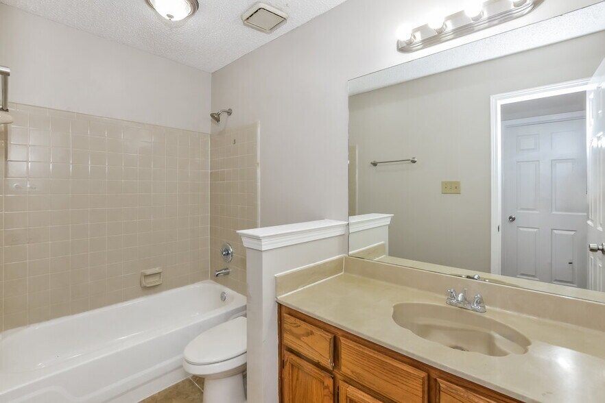 Building Photo - 951 Cully Rd