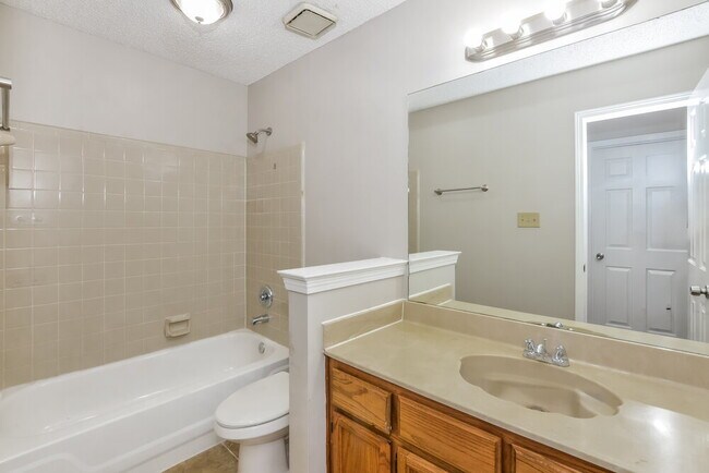 Building Photo - 951 Cully Rd