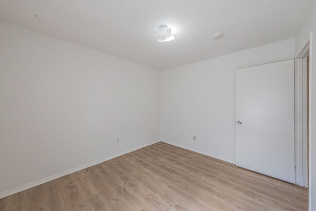 Building Photo - Super cute 2 bedroom 1 bath duplex