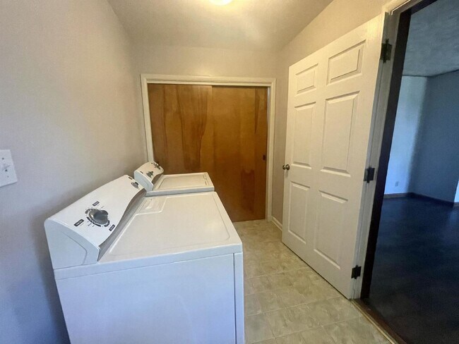 Building Photo - 1822 E 2nd St