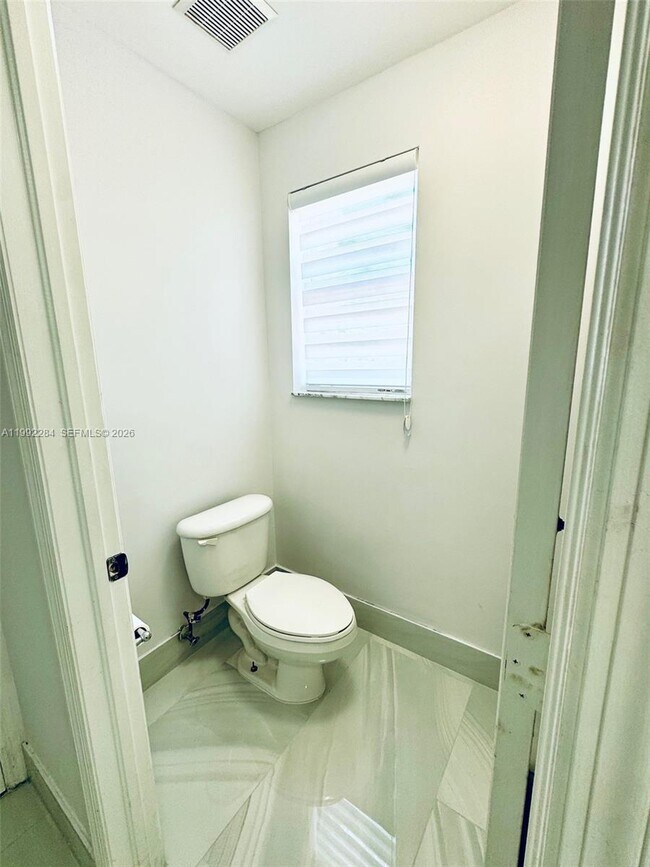 Building Photo - 5002 SW 35th Terrace