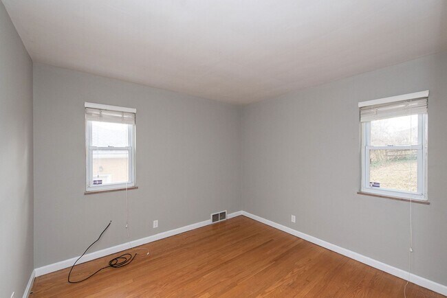 Building Photo - WESTWOOD-2 BEDROOM 1.5 BATH RANCH W/ UPDATES