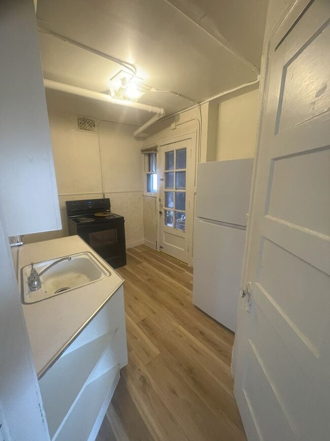 Building Photo - 811 W 4th St