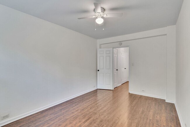 Building Photo - Spacious Corner unit 1 BR 1 BA