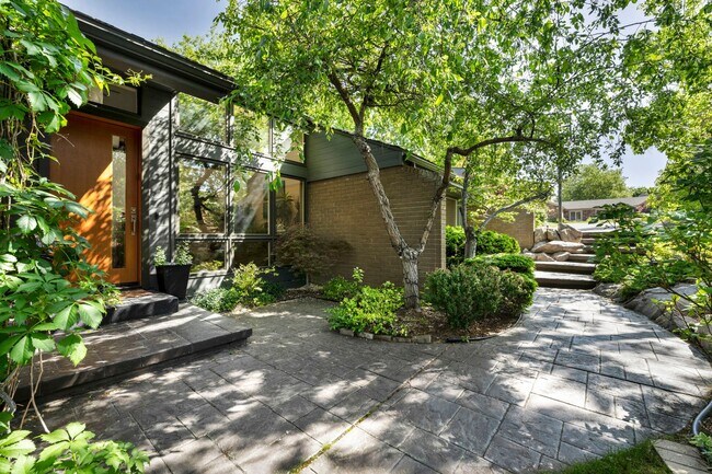 Building Photo - LAKEFRONT LUXURY ON LAKE STANLEY | FULLY FURNISHED + UTILITIES INCLUDED IN GUARDED LAKERIDGE SHORES