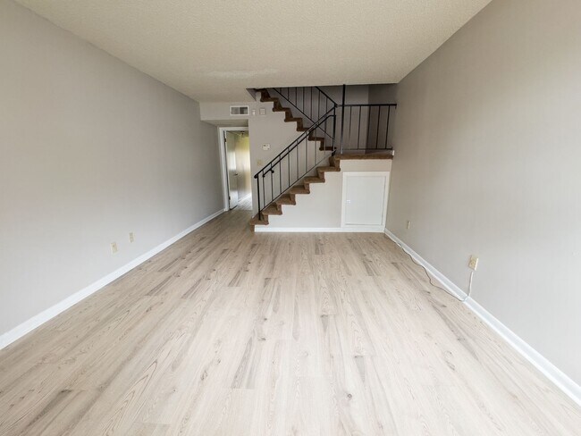 Building Photo - Newly Updated Townhouse for Rent