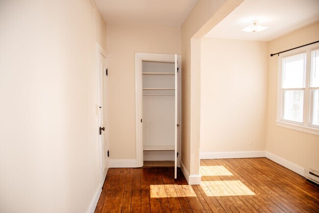 Building Photo - 253 E Main St