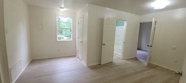 Building Photo - Huge 4 bedroom/1 bath Downstairs unit with...