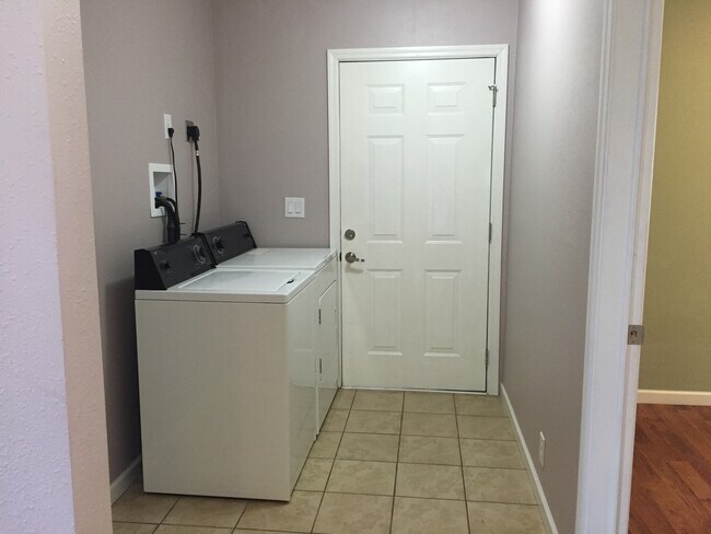 Building Photo - Charming 2-Bedroom Home with Porch & Stora...