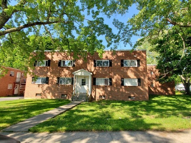 Primary Photo - Laurel Place Apartments