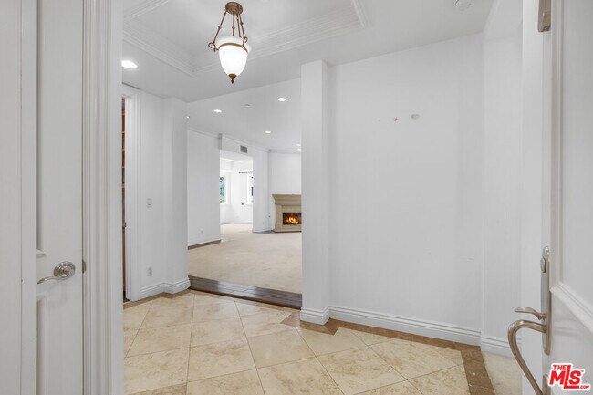 Building Photo - 132 S Maple Dr