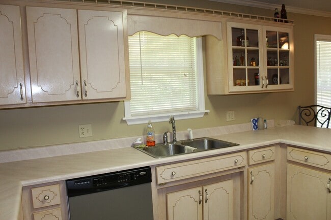 Building Photo - Exquisite 3BR/2BA Home Minutes from Moody AFB with Luxurious Features!