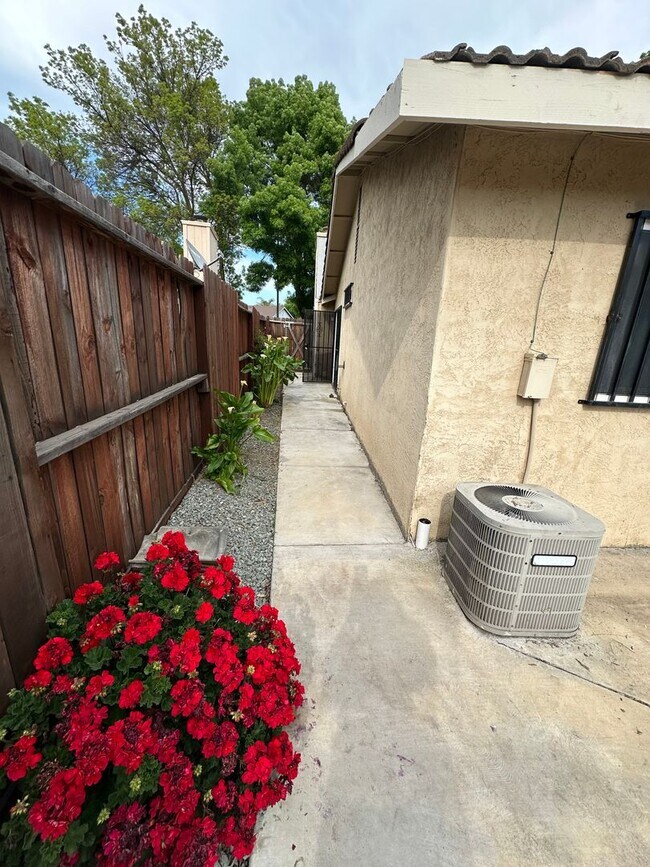 Building Photo - Updated HalfPlex Ready To Move In