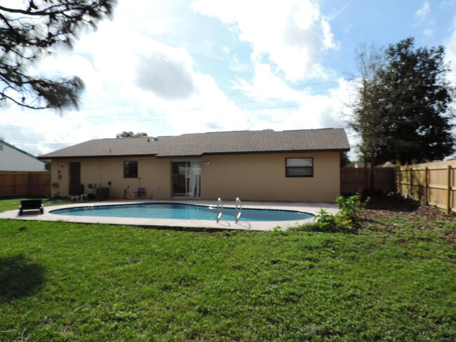 Building Photo - Three bedroom ranch home in Palm Bay.