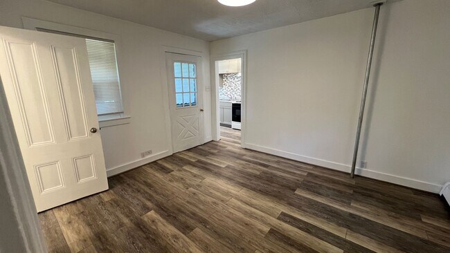 Building Photo - Very nicely remodeled 1 Bedroom Unit close...