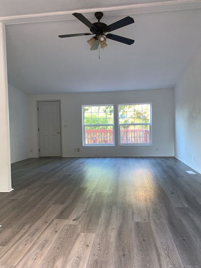 Building Photo - Smart Living, Smart Choice - manufactured 3bd/2Ba home w/detached garage!