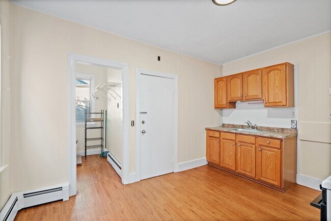 Building Photo - 37 Calvin St