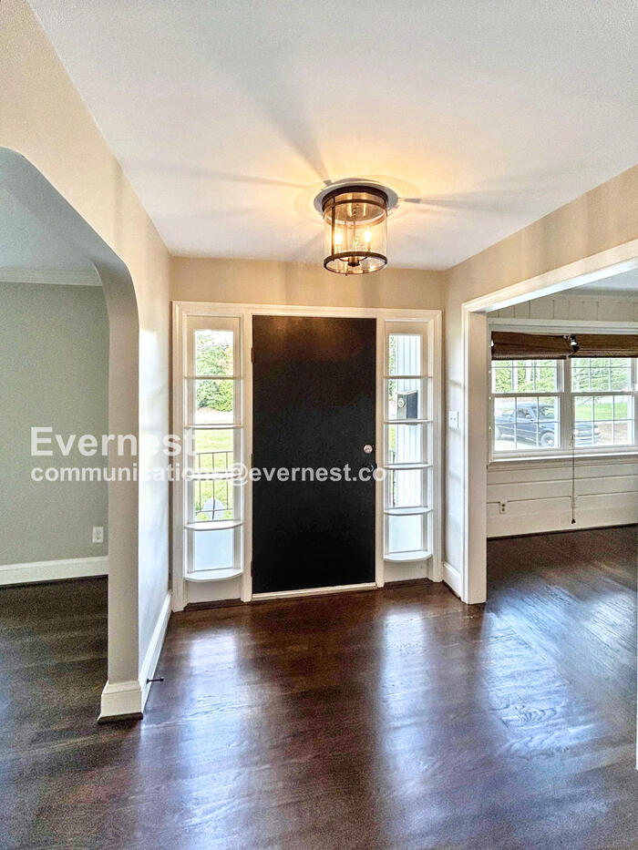 Building Photo - 950 Marguerite Dr