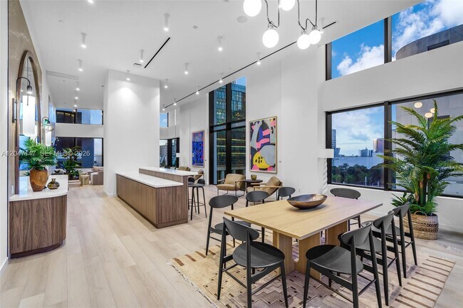 Building Photo - 225 N Miami Ave